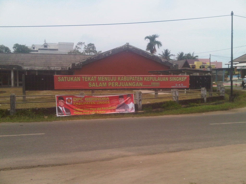 Poster Perjuangan Kabupaten Singkep di eks Gedung Bank BDN (Foto: Yudhi/LinggaPos)