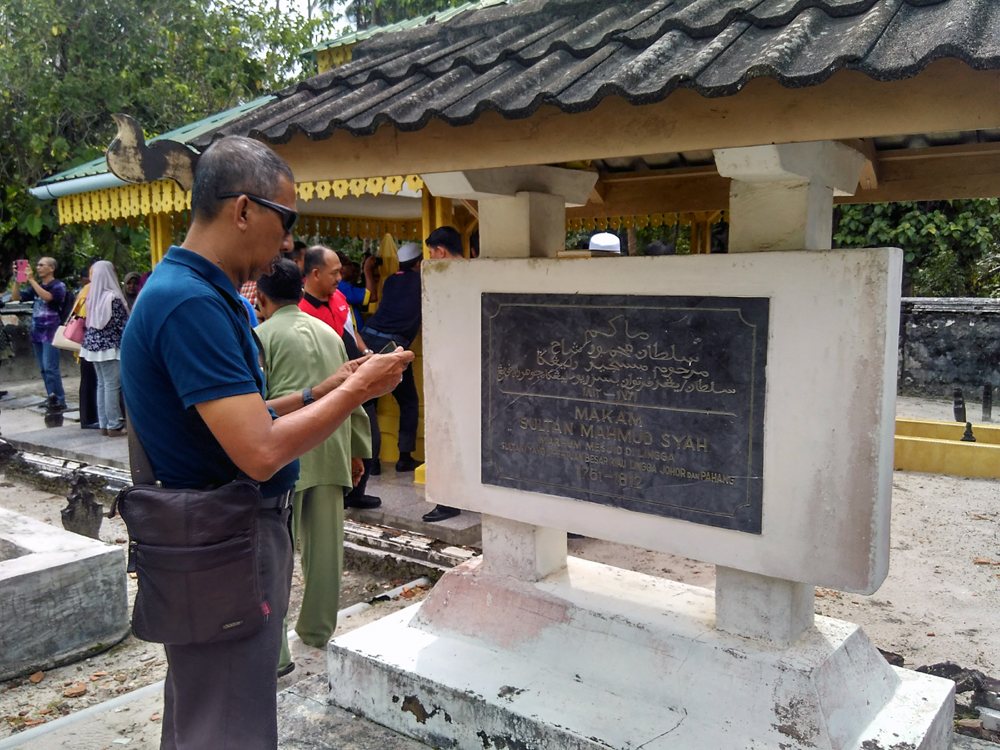Peziarah datang ke makam para raja Kesultanan Melayu Riau-Lingga.  Foto: koranpeduli.com